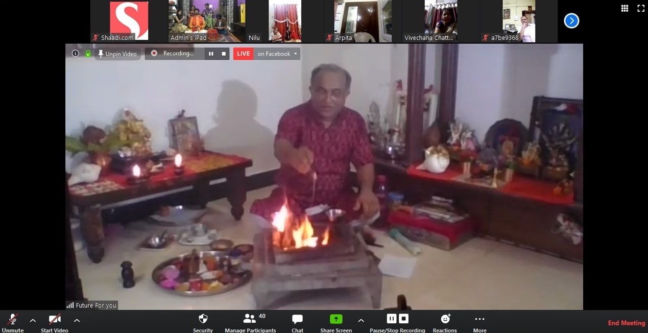পাত্র-পাত্রীর পাশাপাশি তাঁদের আত্মীয়-স্বজনরাও বিয়ের অনুষ্ঠানে যোগ দিয়েছিলেন লাইভ ভিডিও কলিংয়ের মাধ্যমে ৷ দধি মঙ্গল, গায়ে হলুদ কোনও অনুষ্ঠানই বাকি নেই ৷ সবই হল ওই ভিডিও কলে ৷ পাত্র-পাত্রীর পাশাপাশি তাঁদের আত্মীয়-স্বজনরাও বিয়ের অনুষ্ঠানে যোগ দিয়েছিলেন লাইভ ভিডিও কলিংয়ের মাধ্যমে ৷ দধি মঙ্গল, গায়ে হলুদ কোনও অনুষ্ঠানই বাকি নেই ৷ সবই হল ওই ভিডিও কলে ৷