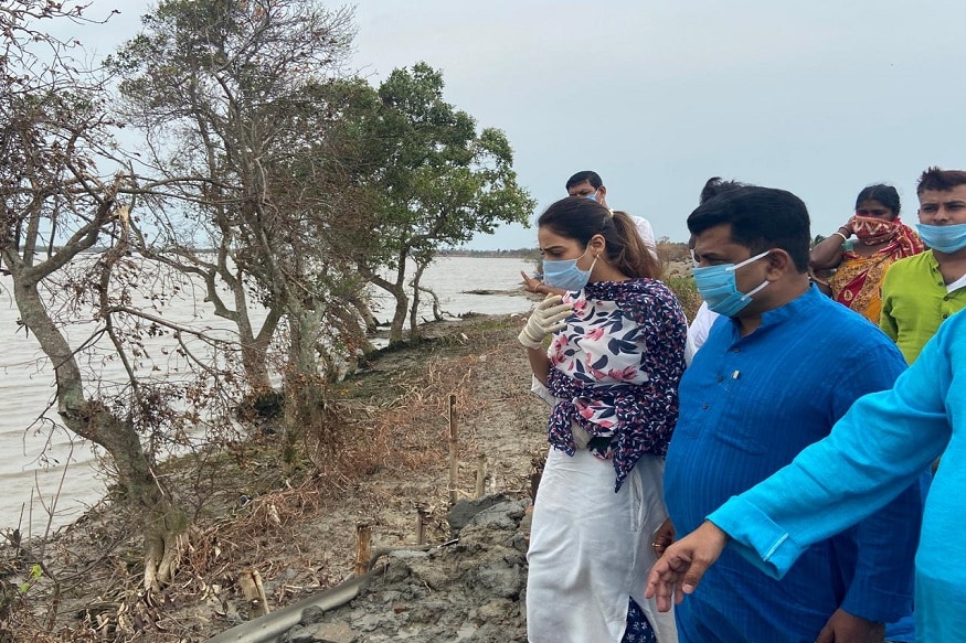 • খোঁজ খবর নেন, ত্রাণের কাজকর্ম কেমন চলছে। প্রশাসনিক কাজে কোথাও কোনও অসুবিধা হচ্ছে নাকি, তাও খতিয়ে দেখেন তিনি। • খোঁজ খবর নেন, ত্রাণের কাজকর্ম কেমন চলছে। প্রশাসনিক কাজে কোথাও কোনও অসুবিধা হচ্ছে নাকি, তাও খতিয়ে দেখেন তিনি।