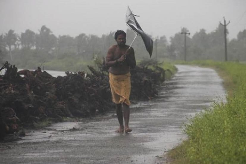 • কলকাতা শহর সাত জেলায় ভারী থেকে অতি ভারী বৃষ্টির সম্ভাবনা মঙ্গল ও বুধবার। কলকাতা, হাওড়া, হুগলি, দুই মেদিনীপুর ও দুই ২৪ পরগণা। এই সাত জেলায় বিক্ষিপ্তভাবে অতি ভারী বৃষ্টি হবার সম্ভাবনা। গাঙ্গেয় পশ্চিমবঙ্গের অন্যান্য জেলাগুলিতেও বিক্ষিপ্ত মাঝারি থেকে ভারী বৃষ্টির সম্ভাবনা রয়েছে।