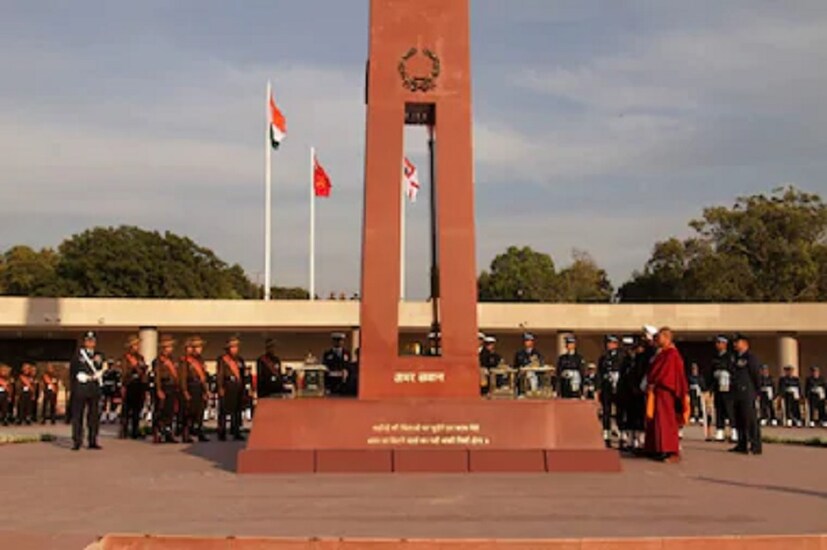 দিল্লির ন্যাশানাল পুলিশ মেমোরিয়ালে রবিবার সকাল সাড়ে ন'টায় পুষ্পবৃষ্টির আয়োজন করা হয়েছে।