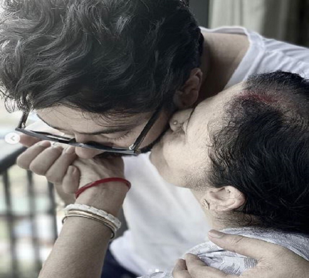 সারা পৃথিবীর শ্রেষ্ঠ সম্পদ মায়ের ভালবাসা ৷ মায়ের আদরে পরিপূর্ণ রাজ ৷ মা চুমু খাচ্ছেন রাজ চক্রবর্তীকে ৷ সেই ছবি নিজের ইনস্টাগ্রামে পোস্ট করেছেন রাজ চক্রবর্তী ৷ছবি সৌজন্যে ইনস্টাগ্রাম ৷ সারা পৃথিবীর শ্রেষ্ঠ সম্পদ মায়ের ভালবাসা ৷ মায়ের আদরে পরিপূর্ণ রাজ ৷ মা চুমু খাচ্ছেন রাজ চক্রবর্তীকে ৷ সেই ছবি নিজের ইনস্টাগ্রামে পোস্ট করেছেন রাজ চক্রবর্তী ৷ছবি সৌজন্যে ইনস্টাগ্রাম ৷