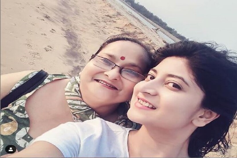 মায়ের সঙ্গে ইনস্টাগ্রামে ছবি শেয়ার করেছেন টেলিভিশনের দুর্গা সন্দীপ্তা সেন ৷ মাকে শুভেচ্ছা জানিয়েছেন তিনি ৷ ছবি সৌজন্যে ইনস্টাগ্রাম ৷