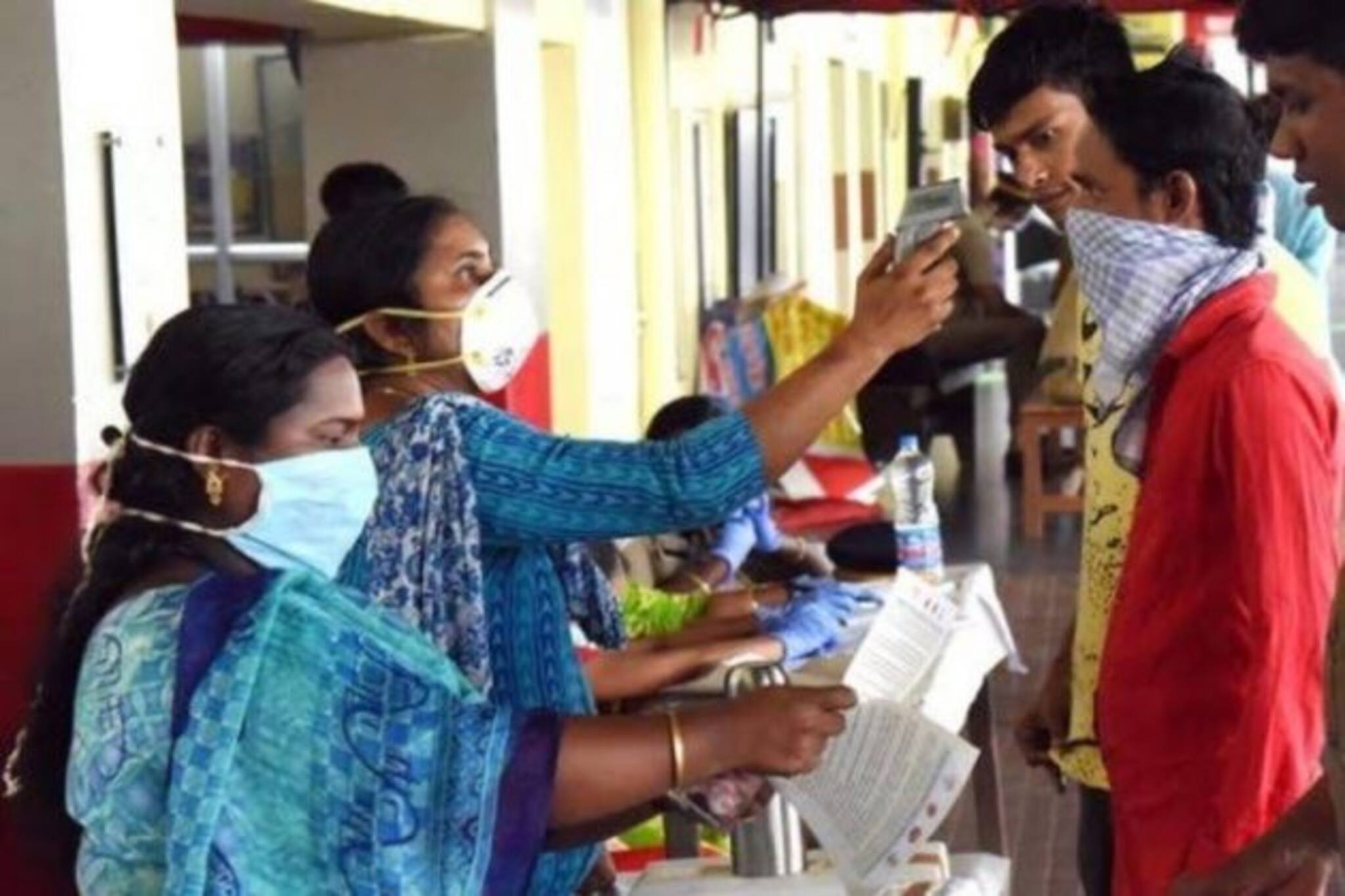 কোয়ারেন্টাইন সেন্টার হলে সংক্রমণ ছড়াবে এলাকায়, প্রতিবাদ বিক্ষোভে সামিল ঘোলার বাসিন্দারা