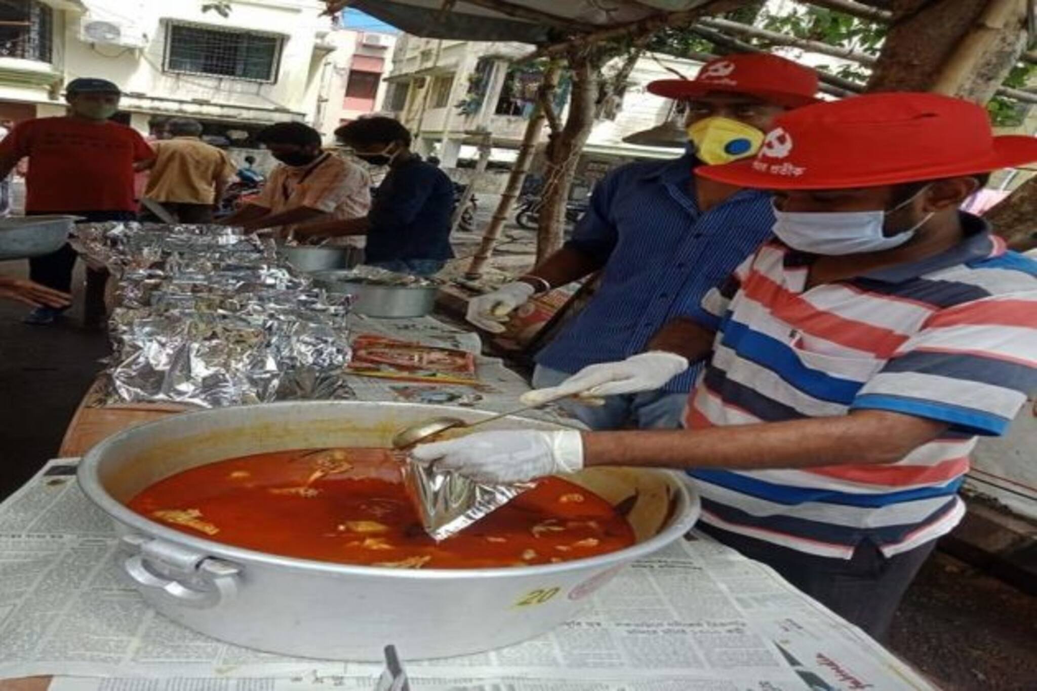 লকডাউনে মানবিক উদ্যোগ সিপিএমের, শহরে তিন হেঁসেলে চড়ছে ৫০০ লোকের রান্না