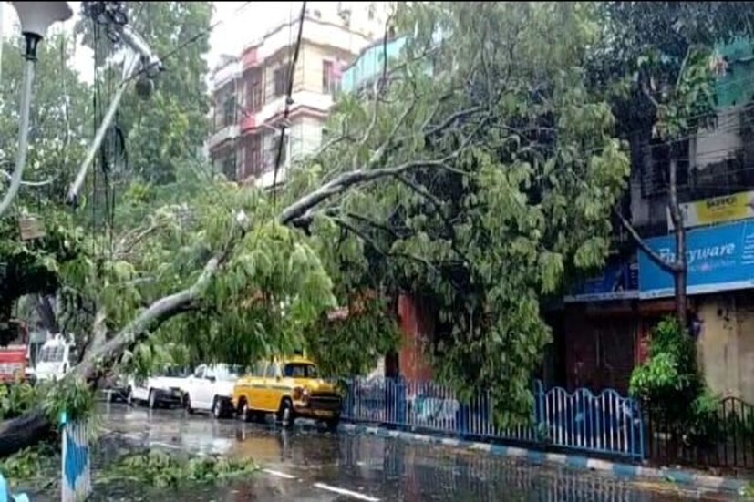 তাণ্ডবের পর শক্তিক্ষয়। এখন সাধারণ ঘূর্ণিঝড়ে পরিণত আমফান। মুর্শিবাদে বাংলাদেশ সীমান্তের কাছে রয়েছে। 