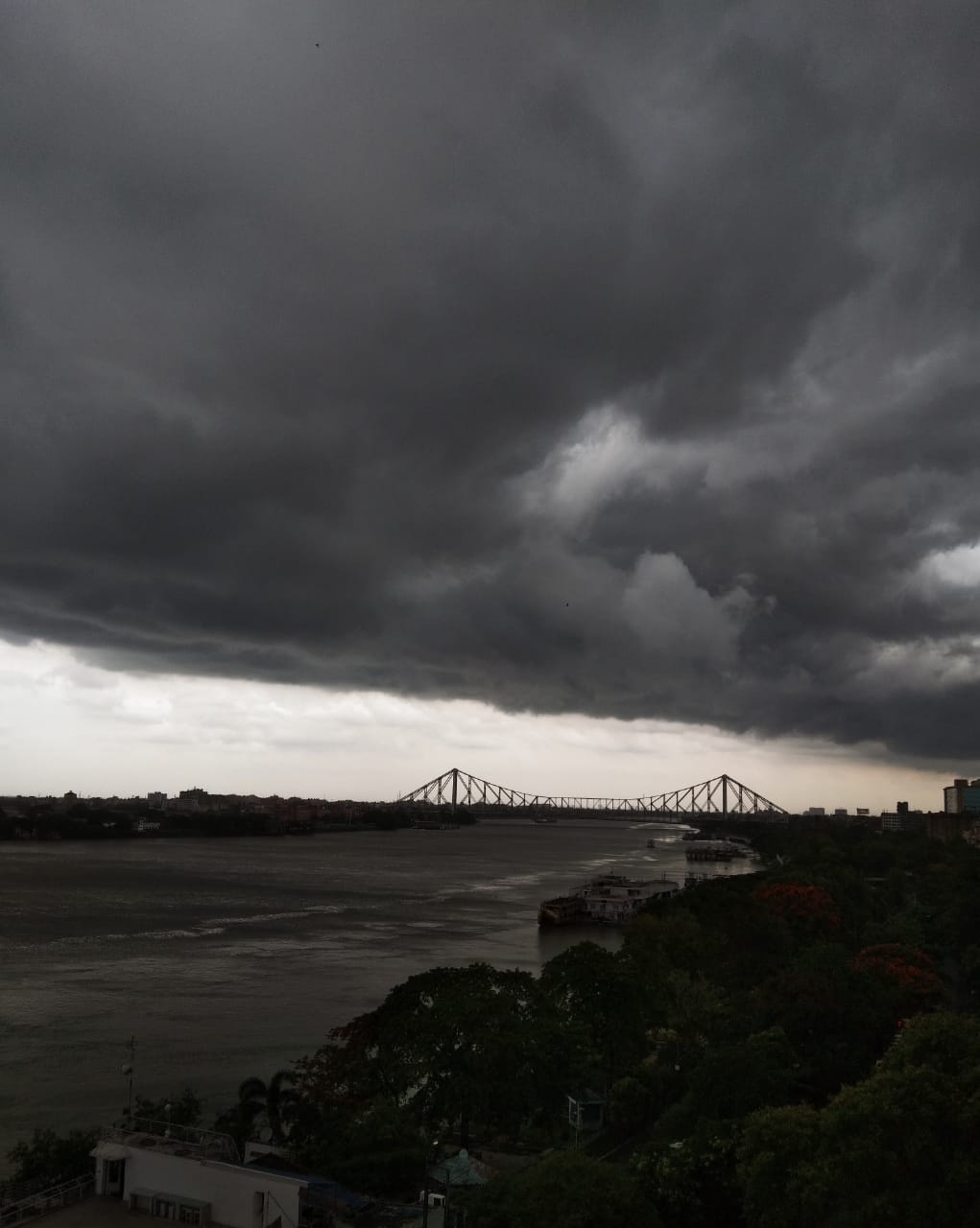 • আমফানের দাপট কলকাতায় শুরু হওয়ার ঠিক আগের মুহূর্তটা যেন নিজের ভয়ঙ্কর রূপ দেখিয়ে বুঝিয়ে দিতে চেয়েছিল ঠিক কত ভয়ানক প্রলয় আসতে চলেছে । • আমফানের দাপট কলকাতায় শুরু হওয়ার ঠিক আগের মুহূর্তটা যেন নিজের ভয়ঙ্কর রূপ দেখিয়ে বুঝিয়ে দিতে চেয়েছিল ঠিক কত ভয়ানক প্রলয় আসতে চলেছে ।