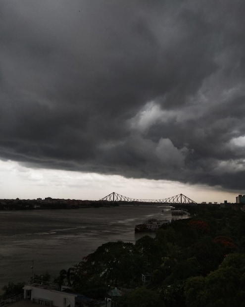 • আমফুনের দাপট কলকাতায় শুরু হওয়ার ঠিক আগের মুহূর্তটা যেন নিজের ভয়ঙ্কর রূপ দেখিয়ে বুঝিয়ে দিতে চেয়েছিল ঠিক কত ভয়ানক প্রলয় আসতে চলেছে ।