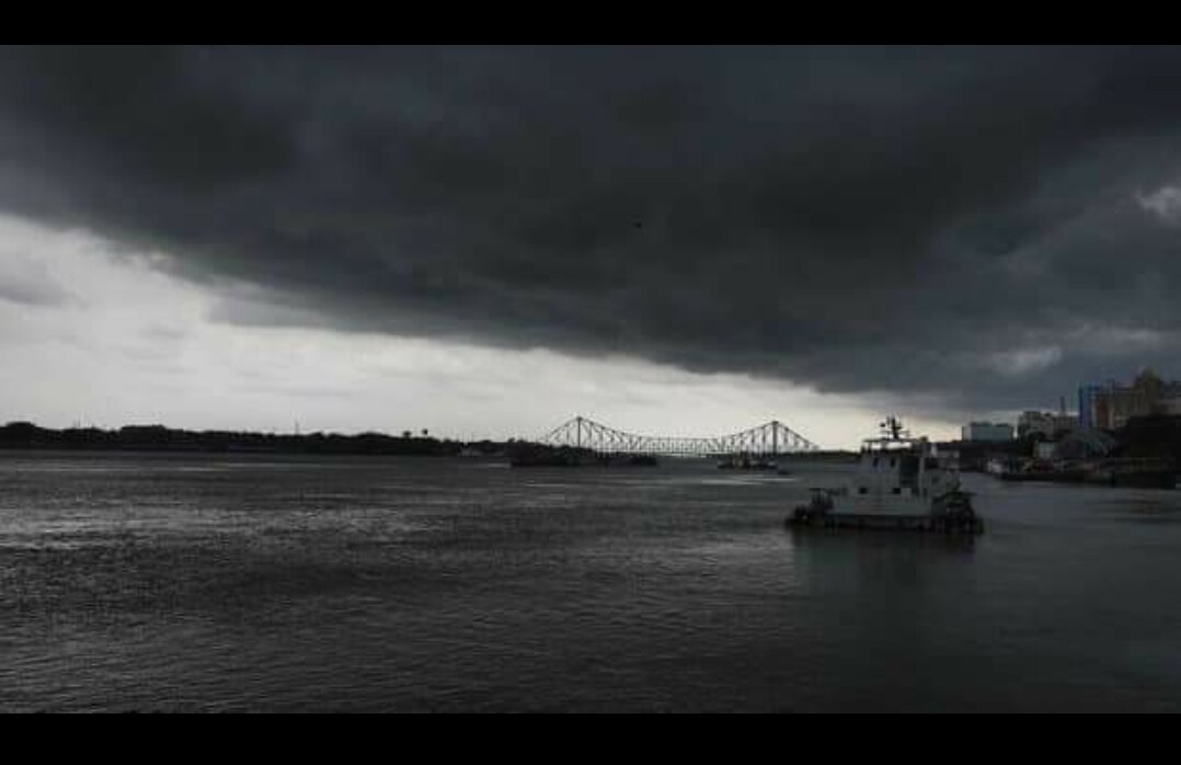 • ঘন কালো মেঘ নয়, যেন আলকাতরা ঢেলে দিয়ে গিয়েছে কেউ আকাশ জুড়ে । তার মধ্যেই দাঁড়িয়ে রয়েছে শ্বেতশুভ্র ভিক্টোরিয়া মেমোরিয়াল, হাওড়া ব্রিজ । • ঘন কালো মেঘ নয়, যেন আলকাতরা ঢেলে দিয়ে গিয়েছে কেউ আকাশ জুড়ে । তার মধ্যেই দাঁড়িয়ে রয়েছে শ্বেতশুভ্র ভিক্টোরিয়া মেমোরিয়াল, হাওড়া ব্রিজ ।