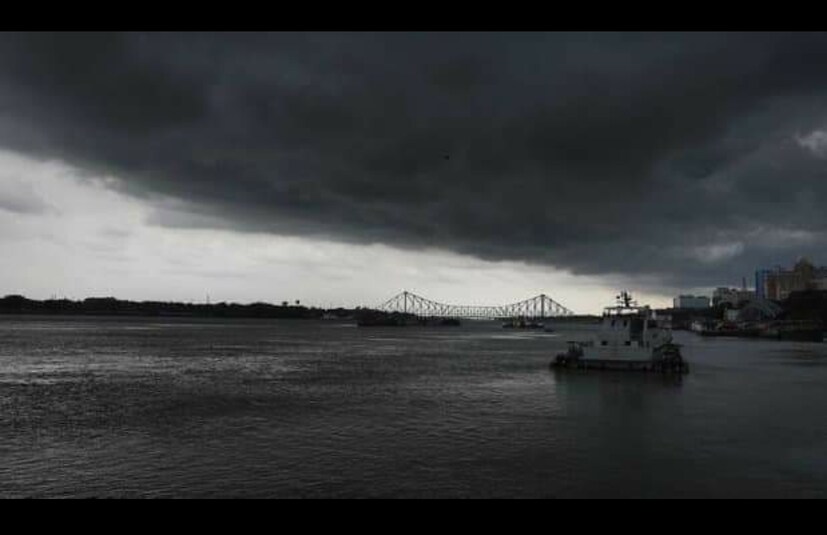 • ঘন কালো মেঘ নয়, যেন আলকাতরা ঢেলে দিয়ে গিয়েছে কেউ আকাশ জুড়ে । তার মধ্যেই দাঁড়িয়ে রয়েছে শ্বেতশুভ্র ভিক্টোরিয়া মেমোরিয়াল, হাওড়া ব্রিজ । 