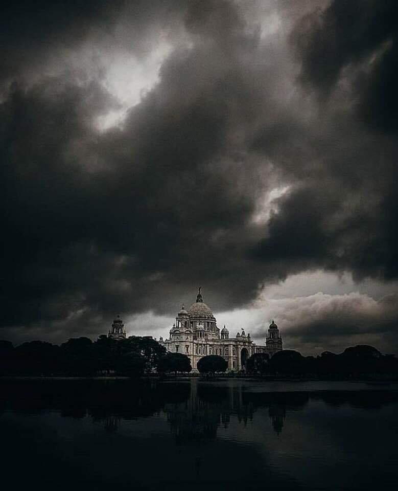 • ভয়ঙ্কর এই ঘূর্ণিঝড়ে ধ্বংসস্তূপে পরিণত হয়েছে শহর কলকাতা ৷ তিলোত্তমাকে আবার সারিয়ে তুলতে সময় লাগবে প্রায় এক সপ্তাহ । কত হাজার, লক্ষ টাকার ক্ষতি হয়েছে তা এখনও হিসেব করে উঠতে পারেনি সরকারও । • ভয়ঙ্কর এই ঘূর্ণিঝড়ে ধ্বংসস্তূপে পরিণত হয়েছে শহর কলকাতা ৷ তিলোত্তমাকে আবার সারিয়ে তুলতে সময় লাগবে প্রায় এক সপ্তাহ । কত হাজার, লক্ষ টাকার ক্ষতি হয়েছে তা এখনও হিসেব করে উঠতে পারেনি সরকারও ।