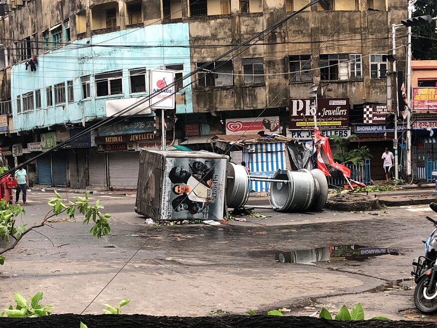 পার্ক স্টিট, থিয়েটার রোড, সাদার্ন এভিনিউ, রেড রোড কলকাতা ময়দান, ভিক্টোরিয়া মেমোরিয়াল-এর সামনে, ইডেন গার্ডেন্সের সামনে, ক্যামাক স্ট্রীট, গড়িয়াহাট, কসবা, পাইকপাড়া, টালা, বাগমারী, খিদিরপুর সর্বোচ্চ একের পর এক গাছ ভেঙে পড়ার খবর আসতে থাকে। পার্ক স্টিট, থিয়েটার রোড, সাদার্ন এভিনিউ, রেড রোড কলকাতা ময়দান, ভিক্টোরিয়া মেমোরিয়াল-এর সামনে, ইডেন গার্ডেন্সের সামনে, ক্যামাক স্ট্রীট, গড়িয়াহাট, কসবা, পাইকপাড়া, টালা, বাগমারী, খিদিরপুর সর্বোচ্চ একের পর এক গাছ ভেঙে পড়ার খবর আসতে থাকে।