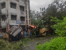 বাড়ির চিলেকোঠার অ্যাসবেসটসের ছাদ উড়ে অন্য বাড়ির বৃদ্ধাকে চাপা, মৃত্যু বাড়ির চিলেকোঠার অ্যাসবেসটসের ছাদ উড়ে অন্য বাড়ির বৃদ্ধাকে চাপা, মৃত্যু