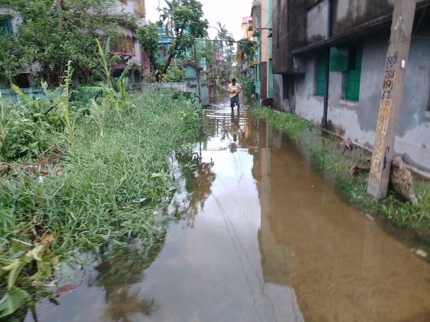 কলকাতার রিজেন্ট পার্ক এলাকায় গাছ চাপা পড়ে মৃত্যু হয়েছে মা ও তাঁর ছোট্ট সন্তানের। বেনিয়াপুকুরে বিদ্যুৎস্পৃষ্ট হয়ে মৃত ১। পর্ণশ্রীতে বিদ্যুৎস্পৃষ্ট হয়ে মৃত ৩ কলকাতার রিজেন্ট পার্ক এলাকায় গাছ চাপা পড়ে মৃত্যু হয়েছে মা ও তাঁর ছোট্ট সন্তানের। বেনিয়াপুকুরে বিদ্যুৎস্পৃষ্ট হয়ে মৃত ১। পর্ণশ্রীতে বিদ্যুৎস্পৃষ্ট হয়ে মৃত ৩