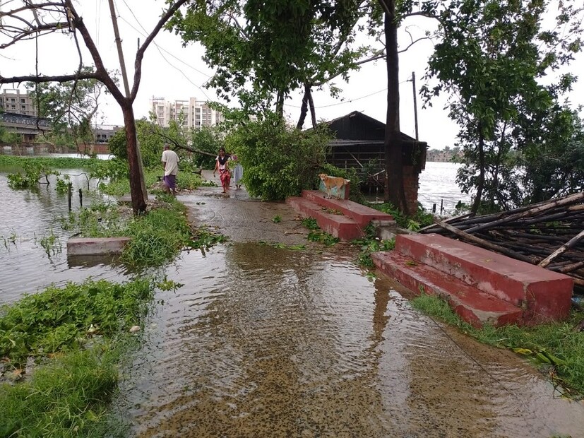 রাজ্যে আমফানের বলি ৪০। বিদ্যুৎস্পৃষ্ট হয়ে মৃত্যু হল ২ বাইক আরোহীর ৷হাওড়ার ব্যাঁটরায় দুর্ঘটনাটি ঘটে আজ, বৃহস্পতিবার সকালে ৷ জেলেপাড়া থেকে টিকিয়াপাড়া যাচ্ছিলেন ওই দুই ব্যক্তি ৷ ঘটনাস্থলেই মারা যান তারা ৷