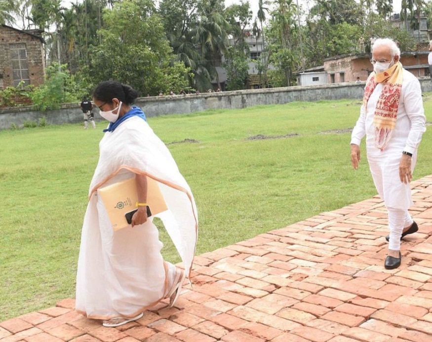 বিভিন্ন অঞ্চল এখনও বিধ্বস্ত ৷ রাস্তা , বিদ্যুৎ পরিষেবা সব বিধ্বস্ত ৷ সামগ্রিক এই ধ্বংসের পরিস্থিতি তুলে ধরতে চাইছেন মুখ্যমন্ত্রী মমতা বন্দ্যোপাধ্যায় ৷ এই অবস্থা দেখিয়ে রাজ্যের জন্য আর্থিক সাহায্যের বিষয়টি নিয়ে ফের একবার আলোচনা করবেন দেশের প্রধানমন্ত্রী ও রাজ্যের মুখ্যমন্ত্রী ৷ বিভিন্ন অঞ্চল এখনও বিধ্বস্ত ৷ রাস্তা , বিদ্যুৎ পরিষেবা সব বিধ্বস্ত ৷ সামগ্রিক এই ধ্বংসের পরিস্থিতি তুলে ধরতে চাইছেন মুখ্যমন্ত্রী মমতা বন্দ্যোপাধ্যায় ৷ এই অবস্থা দেখিয়ে রাজ্যের জন্য আর্থিক সাহায্যের বিষয়টি নিয়ে ফের একবার আলোচনা করবেন দেশের প্রধানমন্ত্রী ও রাজ্যের মুখ্যমন্ত্রী ৷