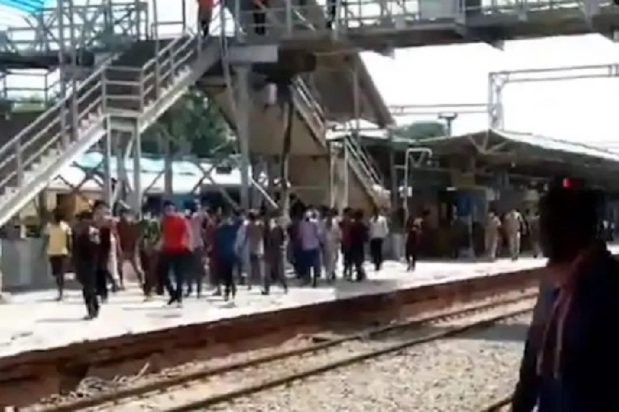 লেট ট্রেনে খাবার নেই, জল নেই! উত্তরপ্রদেশে পরিযায়ী শ্রমিকদের বিক্ষোভ