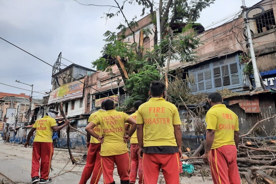  • ঘূর্ণিঝড় আমফান এ রাজ্যে ধ্বংসলীলা চালানোর পর পাশে থাকার বার্তা দিয়েছিলেন প্রতিবেশী রাজ্যের মুখ্যমন্ত্রী। এবার সেই রাজ্য থেকেই উদ্ধারকারী দল পাঠালেন ওড়িশার মুখ্যমন্ত্রী নবীন পট্টনায়ক।