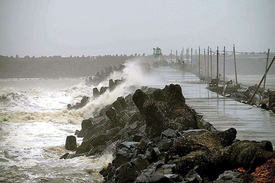 হাওয়া অফিসের পূর্বাভাস, আগামী ১২ ঘণ্টায় ব্যাপক ভাবে শক্তি বাড়াবে আমফান৷ ১৭ থেকে ২০ মে-র মধ্যে উত্তর-পশ্চিম বঙ্গোপসাগরে পশ্চিমবঙ্গর উপকূলবর্তী এলাকায় আছড়ে পড়তে পারে এই শক্তিশালী ঘূর্ণিঝড়৷ ঝড়টির সর্বোচ্চ গতিবেগ ২০০ কিমি পর্যন্ত উঠতে পারে৷ হাওয়া অফিসের পূর্বাভাস, আগামী ১২ ঘণ্টায় ব্যাপক ভাবে শক্তি বাড়াবে আমফান৷ ১৭ থেকে ২০ মে-র মধ্যে উত্তর-পশ্চিম বঙ্গোপসাগরে পশ্চিমবঙ্গর উপকূলবর্তী এলাকায় আছড়ে পড়তে পারে এই শক্তিশালী ঘূর্ণিঝড়৷ ঝড়টির সর্বোচ্চ গতিবেগ ২০০ কিমি পর্যন্ত উঠতে পারে৷