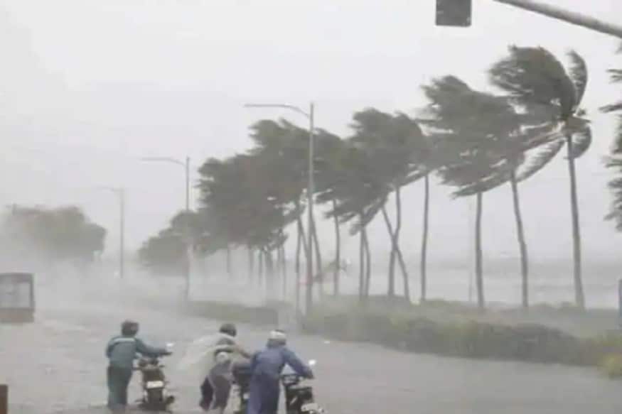 একটি বিশেষ কন্ট্রোল রুম খোলা হয়েছে রাজ্য সরকারের৷ রাজ্যের সুন্দরবন উন্নয়মন্ত্রী মন্টুরাম পাখিরা জানিয়েছেন, সুন্দরবনের বিভিন্ন এলাকায় রাজ্য বিপর্যয় মোকাবিলা বাহিনী ও জাতীয় বিপর্যয় মোকাবিলা বাহিনীর সদস্যরা মোতায়েন রয়েছে৷ তাঁর কথায়, ৩০০-রও বেশি সাইক্লোন সেন্টার খুলেছি আমরা৷ সুন্দরবনের উপকূল অঞ্চল থেকে সরিয়ে আনা মানুষদের সেখানে রাখা হয়েছে৷ একটি বিশেষ কন্ট্রোল রুম খোলা হয়েছে রাজ্য সরকারের৷ রাজ্যের সুন্দরবন উন্নয়মন্ত্রী মন্টুরাম পাখিরা জানিয়েছেন, সুন্দরবনের বিভিন্ন এলাকায় রাজ্য বিপর্যয় মোকাবিলা বাহিনী ও জাতীয় বিপর্যয় মোকাবিলা বাহিনীর সদস্যরা মোতায়েন রয়েছে৷ তাঁর কথায়, ৩০০-রও বেশি সাইক্লোন সেন্টার খুলেছি আমরা৷ সুন্দরবনের উপকূল অঞ্চল থেকে সরিয়ে আনা মানুষদের সেখানে রাখা হয়েছে৷