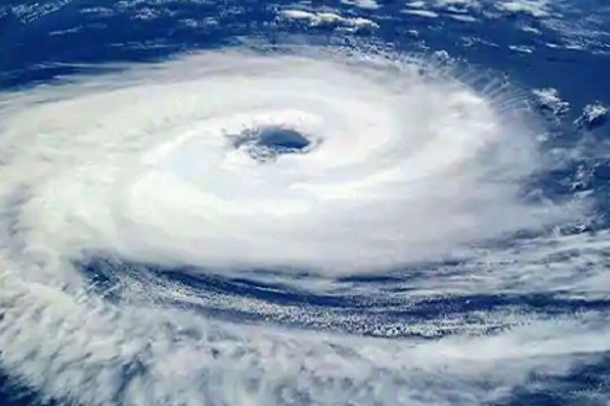 আইএমডি জানাচ্ছে, প্রচণ্ড শক্তি বাড়িয়ে ধীরে বঙ্গোপসাগরের উপকূলবর্তী এলাকার দিকে এগোচ্ছে৷ বুধবারই সম্ভবত স্থলভাগে আছড়ে পড়বে এই ঘূর্ণিঝড়৷ ভারতীয় হাওয়া অফিসের পূর্বাভাস, ঘূর্ণিঝড়টি পূর্ব মেদিনীপুর, দক্ষিণ ও উত্তর ২৪ পরগনা, হাওড়া, হুগলি ও কলকাতার উপর দিয়ে বইবে৷ ২১ বছর আগে ১৯৯৯ সালে এরকমই একটি সুপার সাইক্লোন ওড়িশা ও গাঙ্গেয় পশ্চিমবঙ্গের বিস্তীর্ণ অঞ্চল তছনছ করেছিল৷ ব্যাপক ক্ষয়ক্ষতি হয়েছিল সে বার৷ আইএমডি জানাচ্ছে, প্রচণ্ড শক্তি বাড়িয়ে ধীরে বঙ্গোপসাগরের উপকূলবর্তী এলাকার দিকে এগোচ্ছে৷ বুধবারই সম্ভবত স্থলভাগে আছড়ে পড়বে এই ঘূর্ণিঝড়৷ ভারতীয় হাওয়া অফিসের পূর্বাভাস, ঘূর্ণিঝড়টি পূর্ব মেদিনীপুর, দক্ষিণ ও উত্তর ২৪ পরগনা, হাওড়া, হুগলি ও কলকাতার উপর দিয়ে বইবে৷ ২১ বছর আগে ১৯৯৯ সালে এরকমই একটি সুপার সাইক্লোন ওড়িশা ও গাঙ্গেয় পশ্চিমবঙ্গের বিস্তীর্ণ অঞ্চল তছনছ করেছিল৷ ব্যাপক ক্ষয়ক্ষতি হয়েছিল সে বার৷