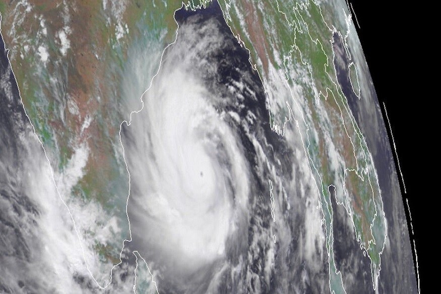 শক্তিশালী এই সুপার সাইক্লোনটির সকাল সাড়ে ১১টায় গতিবেগ থাকবে ১৬০ থেকে ১৯০ কিমি প্রতি ঘণ্টায়৷ ইতিমধ্যেই পশ্চিমবঙ্গের উপকূলবর্তী এলাকা থেকে ৪ লক্ষ মানুষকে নিরাপদ দূরত্বে সরানো হয়েছে৷ শক্তিশালী এই সুপার সাইক্লোনটির সকাল সাড়ে ১১টায় গতিবেগ থাকবে ১৬০ থেকে ১৯০ কিমি প্রতি ঘণ্টায়৷ ইতিমধ্যেই পশ্চিমবঙ্গের উপকূলবর্তী এলাকা থেকে ৪ লক্ষ মানুষকে নিরাপদ দূরত্বে সরানো হয়েছে৷