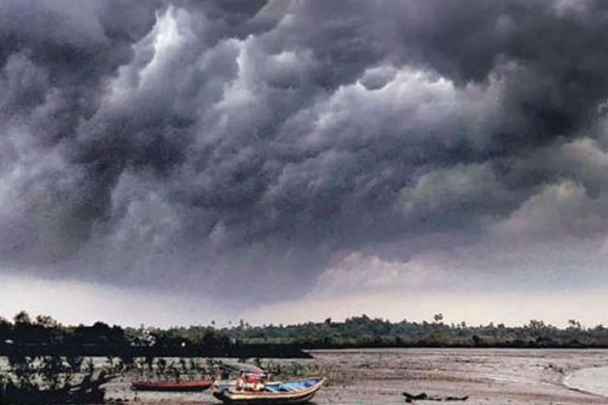 আলিপুর হাওয়া অফিস জানাচ্ছে, আজ অর্থাত্ শনিবার সন্ধ্যায় ঘূর্ণিঝড়ে পরিণত হবে গভীর নিম্নচাপ। সকালেই সুস্পষ্ট নিম্নচাপ গভীর নিম্নচাপের রূপ নিয়েছে দক্ষিণ-পূর্ব বঙ্গোপসাগরে। শক্তি সঞ্চয় করে ঘূর্ণিঝড় প্রথমে উত্তর ও উত্তর পশ্চিম এবং পরে উত্তর ও উত্তর-পূর্ব দিকে অভিমুখ ঘুরিয়ে উত্তর বঙ্গোপসাগরে অবস্থান করবে।কলকাতা শহর সাত জেলায় ভারী থেকে অতি ভারী বৃষ্টির সম্ভাবনা মঙ্গল ও বুধবার। আলিপুর হাওয়া অফিস জানাচ্ছে, আজ অর্থাত্ শনিবার সন্ধ্যায় ঘূর্ণিঝড়ে পরিণত হবে গভীর নিম্নচাপ। সকালেই সুস্পষ্ট নিম্নচাপ গভীর নিম্নচাপের রূপ নিয়েছে দক্ষিণ-পূর্ব বঙ্গোপসাগরে। শক্তি সঞ্চয় করে ঘূর্ণিঝড় প্রথমে উত্তর ও উত্তর পশ্চিম এবং পরে উত্তর ও উত্তর-পূর্ব দিকে অভিমুখ ঘুরিয়ে উত্তর বঙ্গোপসাগরে অবস্থান করবে।কলকাতা শহর সাত জেলায় ভারী থেকে অতি ভারী বৃষ্টির সম্ভাবনা মঙ্গল ও বুধবার।
