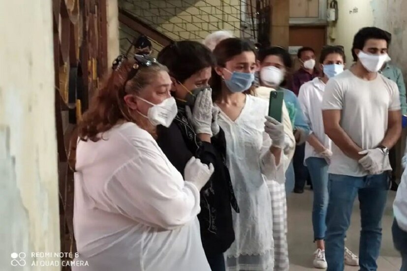*শেষযাত্রায় কাপুর পরিবারের সঙ্গে ছিলেন আলিয়া৷ ছিলেন রণবীরের পাশে৷ স্বামীর মৃত্যুতে নীতু যখন কেঁদে ভাসাচ্ছেন, তখন আলিয়া পাশে দাঁড়িয়েছেন তাঁর৷ 