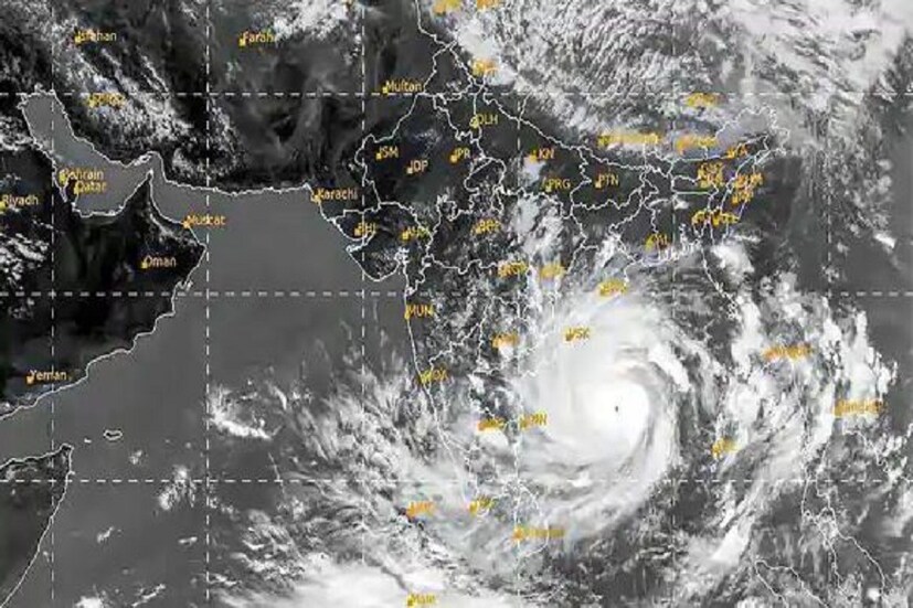 ইতিমধ্যেই সুপার সাইক্লোনে পরিণত হয়েছে আমফান ৷ এর মধ্যে স্থলভাগের সঙ্গে দূরত্ব আরও কমেছে আমফােনর ৷ পারাদীপ থেকে৫৭০ কিলোমিটার ও দিঘা থেকে ৭২০ কিলোমিটার দূরে অবস্থান করছে এই ঘূর্নিঝড় ৷ প্রতি ঘণ্টায় সমুদ্রের ওপর এই ঝড় এখন গতি বাড়িয়ে ১৪ কিলোমিটার বেগে এগোচ্ছে ৷ Photo- PTI