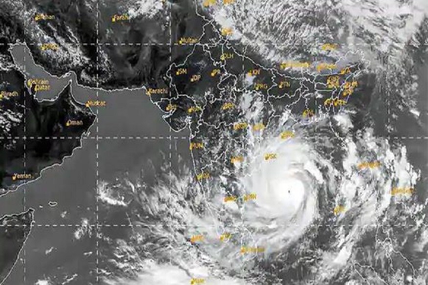 গত বুধবার বঙ্গোপসাগরে তৈরি হওয় ঘূ্র্ণিঝড় সাইক্লোন আমফান কলকাতা সহ দক্ষিণবঙ্গকে ধ্বংসস্তূপ বানিয়ে রেখে চলে গেছে ৷ এরমধ্যেই আবহাওয়ার যা পূর্বাভাস পাওয়া গেছে তাতে সামনের শনি ও রবিবার দুদিন কলকাতায় প্রবল ঝড় হবে সঙ্গে বজ্র বিদ্যুৎসহ বৃষ্টি ৷ Photo- AmphanCyclone/Satellite Pic৷ গত বুধবার বঙ্গোপসাগরে তৈরি হওয় ঘূ্র্ণিঝড় সাইক্লোন আমফান কলকাতা সহ দক্ষিণবঙ্গকে ধ্বংসস্তূপ বানিয়ে রেখে চলে গেছে ৷ এরমধ্যেই আবহাওয়ার যা পূর্বাভাস পাওয়া গেছে তাতে সামনের শনি ও রবিবার দুদিন কলকাতায় প্রবল ঝড় হবে সঙ্গে বজ্র বিদ্যুৎসহ বৃষ্টি ৷ Photo- AmphanCyclone/Satellite Pic৷