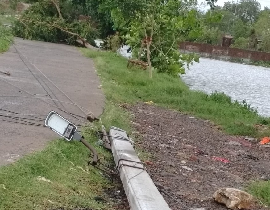 কলকাতার রিজেন্ট পার্ক এলাকায় গাছ চাপা পড়ে মৃত্যু হয়েছে মা ও তাঁর ছোট্ট সন্তানের। বেনিয়াপুকুরে বিদ্যুৎস্পৃষ্ট হয়ে মৃত ১ কলকাতার রিজেন্ট পার্ক এলাকায় গাছ চাপা পড়ে মৃত্যু হয়েছে মা ও তাঁর ছোট্ট সন্তানের। বেনিয়াপুকুরে বিদ্যুৎস্পৃষ্ট হয়ে মৃত ১