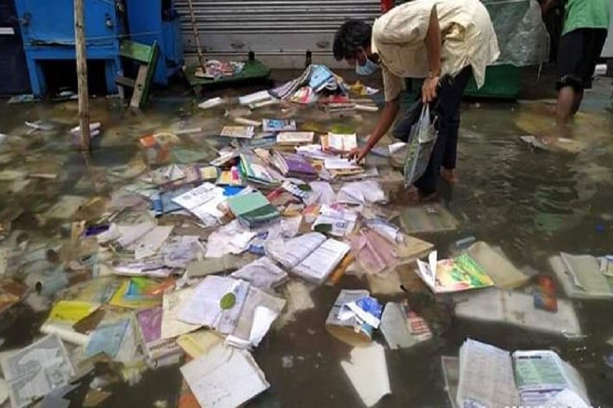 এতদিন লকডাউনের জন্য বন্ধ ছিল কলেজস্ট্রিট৷ ছিল একেবারে খালি৷ কিন্তু আপফানের ধ্বংসলীলায় কিছু মানুষের সমাগম হল বটে৷ তবে এভাবে৷ এতদিন লকডাউনের জন্য বন্ধ ছিল কলেজস্ট্রিট৷ ছিল একেবারে খালি৷ কিন্তু আপফানের ধ্বংসলীলায় কিছু মানুষের সমাগম হল বটে৷ তবে এভাবে৷