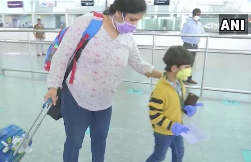 বিমানবন্দরে ছেলেকে তিনমাস বাদে দেখতে পেয়ে দারুণ খুশি তাঁর মাও৷ স্পেশাল ক্যাটাগরি প্যাসেঞ্জার এই ট্যাগ নিয়ে এতটা পথ একাই পাড়ি দিয়েছে খুদে ৷ Photo Courtesy-ANI/Twitter 