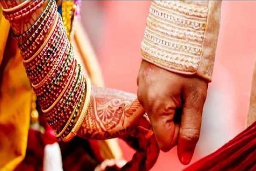 সোমবার বিয়ে হয় করোনা পজিটিভ তরুণীর ৷ মেয়েটির আত্মীয়রা জানিয়েছেন সাতদিন আগে মেয়েটির জ্বর এসেছিল ৷ ওষুধ খেয়েও কোনও কাজ হয়নি ৷ শনিবার তাই তাঁকে পরীক্ষা করা হয় ৷ এরপর রিপোর্ট এলেই সেই সত্যি সামনে আসে, যে করোনা পজিটিভ হয়েছেন তিনি ৷ Photo- Representive সোমবার বিয়ে হয় করোনা পজিটিভ তরুণীর ৷ মেয়েটির আত্মীয়রা জানিয়েছেন সাতদিন আগে মেয়েটির জ্বর এসেছিল ৷ ওষুধ খেয়েও কোনও কাজ হয়নি ৷ শনিবার তাই তাঁকে পরীক্ষা করা হয় ৷ এরপর রিপোর্ট এলেই সেই সত্যি সামনে আসে, যে করোনা পজিটিভ হয়েছেন তিনি ৷ Photo- Representive