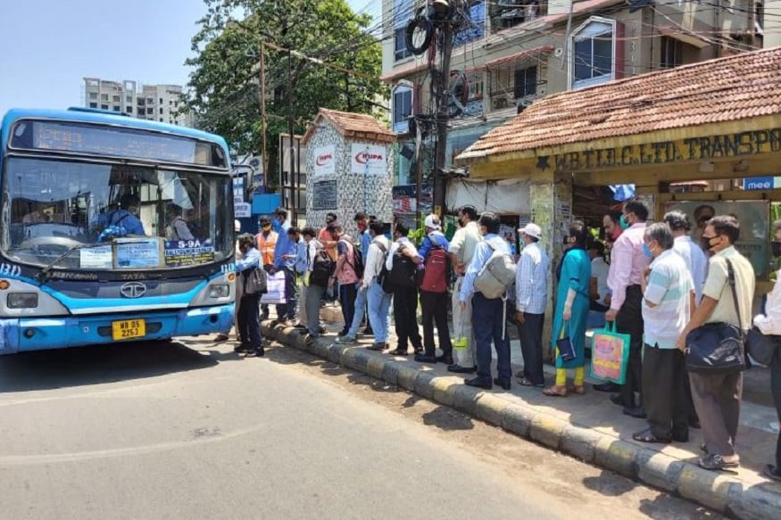 ভাড়া বৃদ্ধিতে না। বেসরকারি বাস নামাতে নারাজ মালিক। বাড়তি সরকারি বাসে পরিস্থিতি সামলানোর চেষ্টা। বাস ধরতে কলকাতার বিভিন্ন বাস ডিপোতে লম্বা লাইন। লকডাউন ৪-এর প্রথম দিনেই, শহরের উত্তর থেকে দক্ষিণ চরম হয়রানির স্বীকার যাত্রীরা। ভাড়া বৃদ্ধিতে না। বেসরকারি বাস নামাতে নারাজ মালিক। বাড়তি সরকারি বাসে পরিস্থিতি সামলানোর চেষ্টা। বাস ধরতে কলকাতার বিভিন্ন বাস ডিপোতে লম্বা লাইন। লকডাউন ৪-এর প্রথম দিনেই, শহরের উত্তর থেকে দক্ষিণ চরম হয়রানির স্বীকার যাত্রীরা।