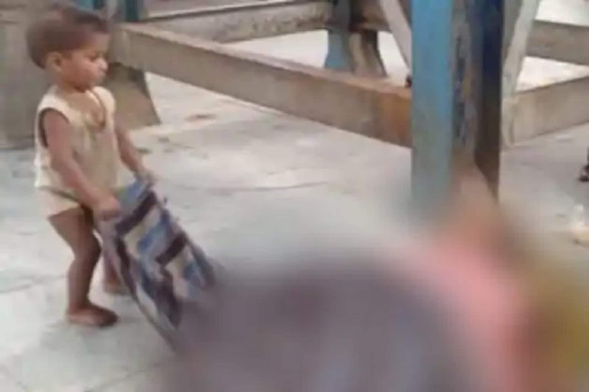 মা উঠছে না!‌‌ একরত্তি শিশু মায়ের মরদেহকে ডেকে চলেছে অবিরত