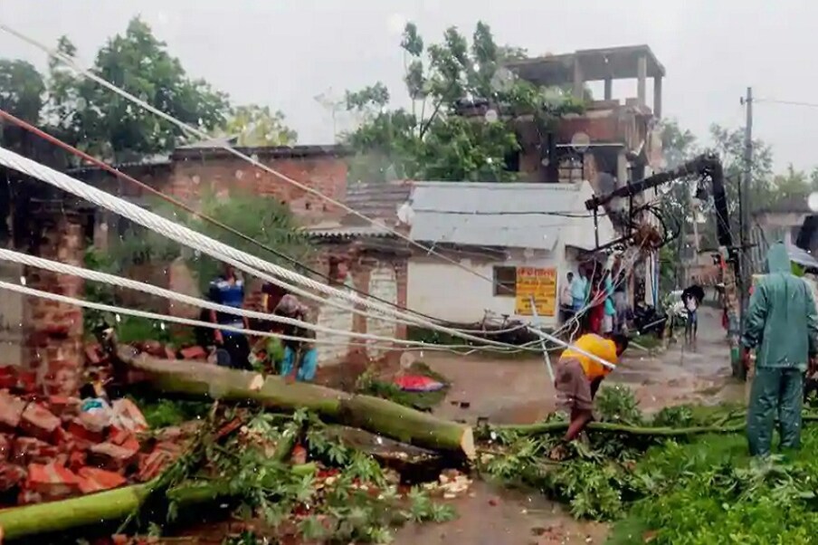  পূর্বাভাস মতোই ধেয়ে এল আমফান। তারপর তুমুল তাণ্ডব। কাড়ল প্রাণ। রাজ্য জুড়ে ব্যাপক ক্ষয়ক্ষতি। 