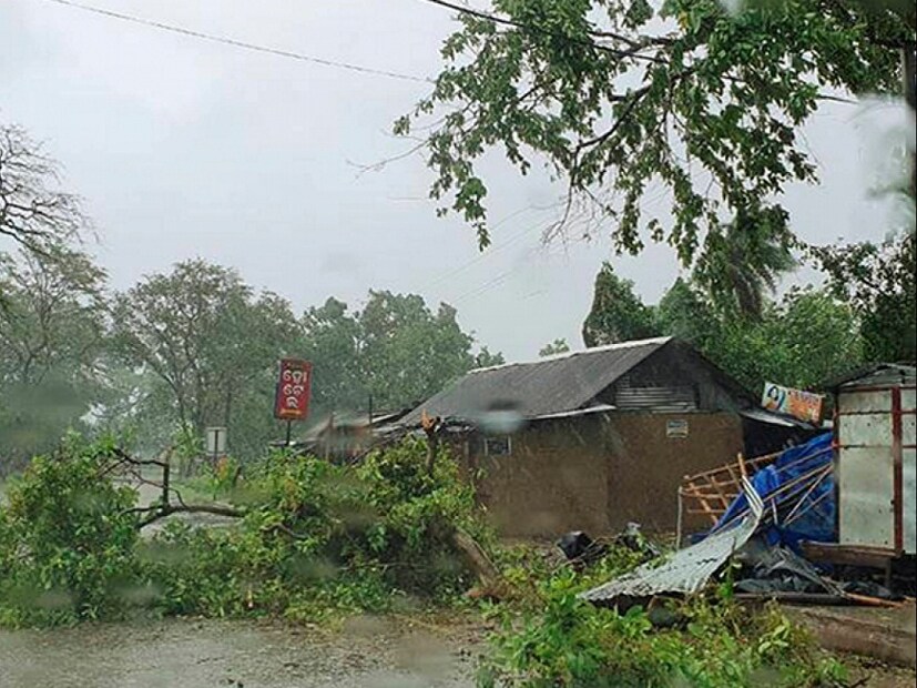 আমফানের তাণ্ডবে লন্ডভন্ড ২ মেদিনীপুর। পশ্চিম মেদিনীপুরে ৮২৯৯ কাঁচাবাড়ির ক্ষতি