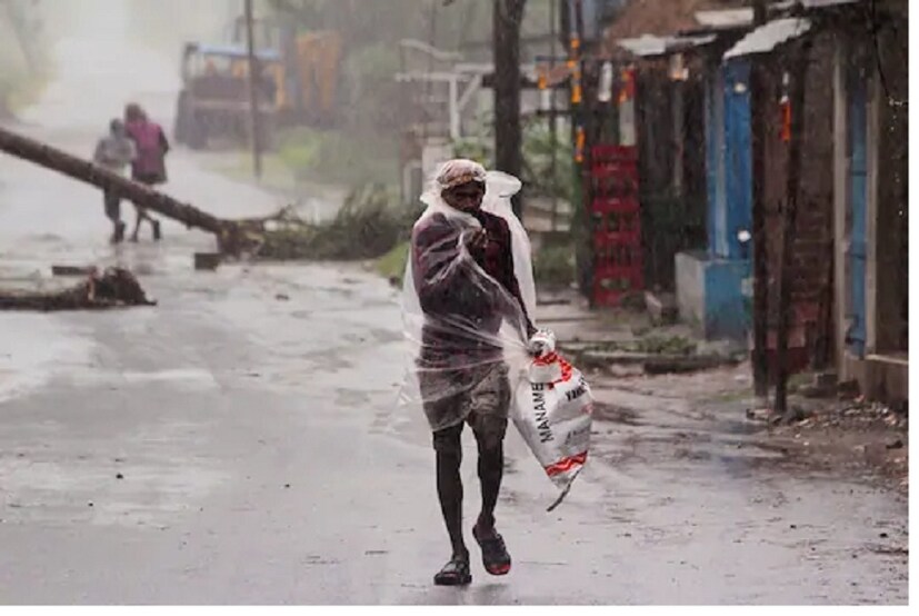 মুর্শিবাদে বাংলাদেশ সীমান্তের কাছে রয়েছে। দুপুর পর্যন্ত দুই চব্বিশ পরগনা ও মুর্শিদাবাদে ভারী বৃষ্টি। ৬০ থেকে ৭০ কিলোমিটার বেগে বইছে ঝোড়ো হাওয়া। 