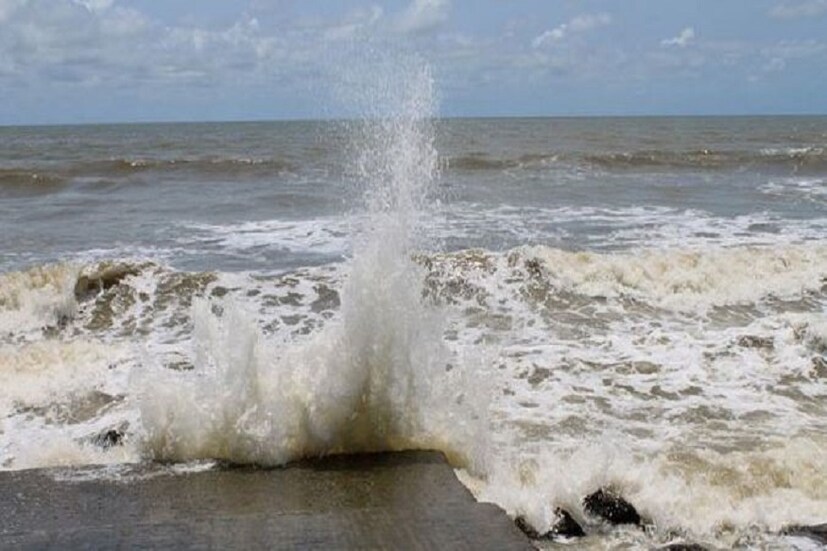 সামজিক দূরত্ব বজায় রেখে এলাকায় কাজর্কম শুরু করতে চায় ওড়িশা সরকার ৷ তবে কনটেইমেন্ট এলাকায় কড়াভাবেই লকডাউন মানা হবে ৷ উত্তরপ্রদেশ দেশের সবচেয়ে বেশি জনবসতি পূর্ণ রাজ্য ৷ ফলে এখানে রেড জোনে লকডাউন জারি থাকবে ৷ তবে রেড জোনের ঠিক বাইরে এক তৃতীয়াংশ দোকান খোলা হবে ৷ প্রাইভেট অফিসে ৫০ শতাংশ কর্মচারী দিয়ে কাজ করা যাবে ৷ তবে ইন্ডাস্ট্রিয়াল কাজগুলি শুরু করা যাবে ৷ অরেঞ্জ ও গ্রিন জোনে সতর্কতা যা ছিল তাই জারি থাকবে ৷ শপিং মস, সিনেমা হল ও জিম খুলবে না ৷ 