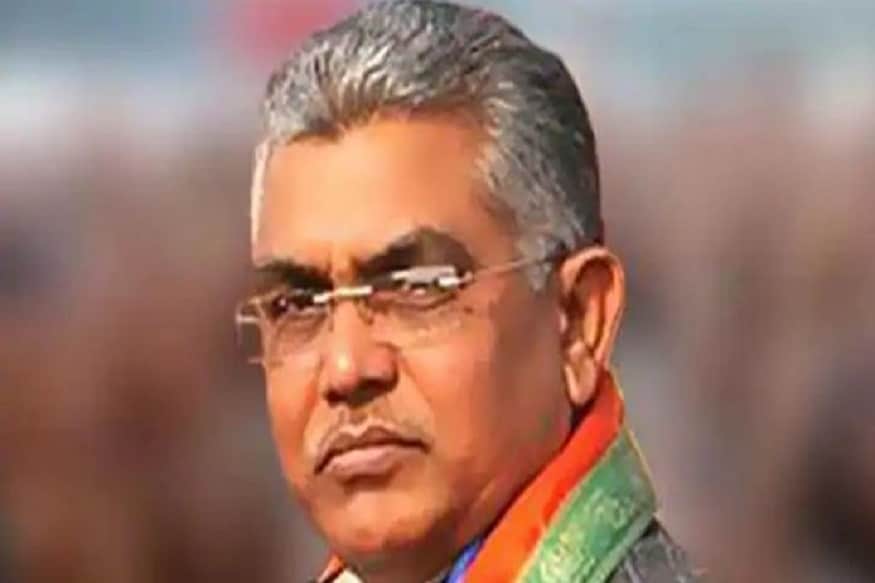 এদিনের সাংবাদিক সম্মেলন থেকে মুখ্যমন্ত্রী মমতা বন্দ্যোপাধ্যায়কে নিশানা করতে ছাড়েননি দিলীপ ঘোষ ৷ মুখ্যমন্ত্রীকে রাজ্য বিজেপি সভাপতির খোঁচা, ‘দিদিমণি যখন উৎসব করতে বলেন, তখন চিন্তা হয়। হোলি হয়নি, রামনবমী, পয়লা বৈশাখ, ইদ এবং মহরমও হয়নি। হোলির অভাব বৃহস্পতিবার পুষিয়ে দিয়েছেন মুখ্যসচিব আলাপন বন্দ্যোপাধ্যায় । তিনি তো দাবি করেছেন, জলকামানে কোনও রাসায়নিক পদার্থ নয় ছিল হোলির রং ।’ উল্লেখ্য, বিজেপির গতকালের নবান্ন অভিযানের মিছিলে জলকামান থেকে রঙিন জল ছেঁটানোয় গেরুয়া শিবিরের তরফ থেকে রাসায়নিক রঙ ব্যবহারের দাবি উঠেছিল ৷ এ প্রসঙ্গে কেন্দ্রীয় তদন্তও চেয়েছে তারা ৷ Photo- File এদিনের সাংবাদিক সম্মেলন থেকে মুখ্যমন্ত্রী মমতা বন্দ্যোপাধ্যায়কে নিশানা করতে ছাড়েননি দিলীপ ঘোষ ৷ মুখ্যমন্ত্রীকে রাজ্য বিজেপি সভাপতির খোঁচা, ‘দিদিমণি যখন উৎসব করতে বলেন, তখন চিন্তা হয়। হোলি হয়নি, রামনবমী, পয়লা বৈশাখ, ইদ এবং মহরমও হয়নি। হোলির অভাব বৃহস্পতিবার পুষিয়ে দিয়েছেন মুখ্যসচিব আলাপন বন্দ্যোপাধ্যায় । তিনি তো দাবি করেছেন, জলকামানে কোনও রাসায়নিক পদার্থ নয় ছিল হোলির রং ।’ উল্লেখ্য, বিজেপির গতকালের নবান্ন অভিযানের মিছিলে জলকামান থেকে রঙিন জল ছেঁটানোয় গেরুয়া শিবিরের তরফ থেকে রাসায়নিক রঙ ব্যবহারের দাবি উঠেছিল ৷ এ প্রসঙ্গে কেন্দ্রীয় তদন্তও চেয়েছে তারা ৷ Photo- File
