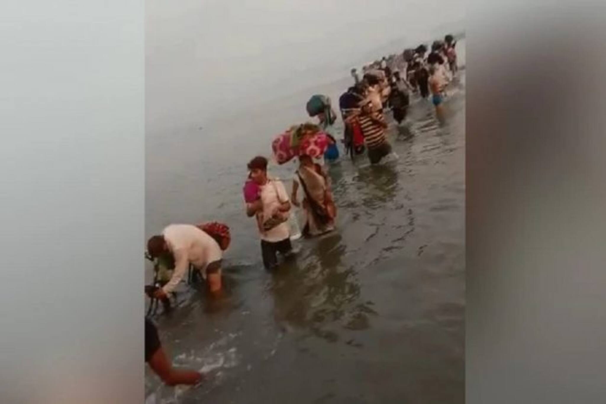 রাজ্য সীমানা বন্ধ, একে অপরের হাত ধরে পায়ে হেঁটে যমুনা পেরলেন মরিয়া শ্রমিকরা