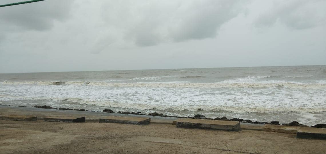 পাশাপাশি ওড়িশার পারাদ্বীপ থেকে ৪২০ কিমি দক্ষিণে এবং খেপুপাড়ার ৭০০ কিমি দক্ষিণ পশ্চিমে অবস্থান করছে এই ঝড় ৷ পাশাপাশি ওড়িশার পারাদ্বীপ থেকে ৪২০ কিমি দক্ষিণে এবং খেপুপাড়ার ৭০০ কিমি দক্ষিণ পশ্চিমে অবস্থান করছে এই ঝড় ৷