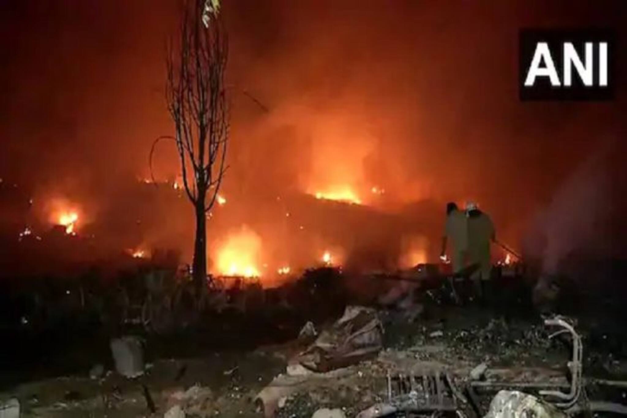 বিপন্ন হাজার হাজার মানুষ!‌ দিল্লির বস্তিতে আগুন লেগে পুড়ে গেল ১২০০ ঝুপড়ি