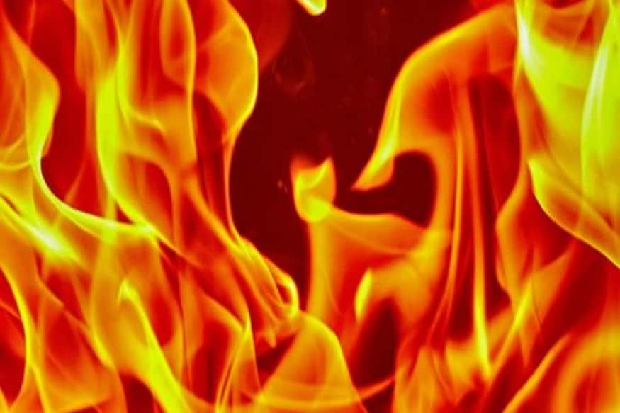 বুধবার রাত ১০ নাগাদ হঠাৎই করোনা আইসোলেশন ইউনিটে ধোঁয়া দেখতে পান হাসপাতাল কর্তৃপক্ষ৷ সঙ্গে সঙ্গে খবর দেওয়া হয় দমকলে৷ হাসপাতালের এক তলায় রয়েছে এই করোনা আইসোলেশন ইউনিট৷ বাংলাদেশের সংবাদমাধ্যম সূত্রে খবর, মৃতদের ৩ জন করোনা রোগী। বুধবার রাত ১০ নাগাদ হঠাৎই করোনা আইসোলেশন ইউনিটে ধোঁয়া দেখতে পান হাসপাতাল কর্তৃপক্ষ৷ সঙ্গে সঙ্গে খবর দেওয়া হয় দমকলে৷ হাসপাতালের এক তলায় রয়েছে এই করোনা আইসোলেশন ইউনিট৷ বাংলাদেশের সংবাদমাধ্যম সূত্রে খবর, মৃতদের ৩ জন করোনা রোগী।