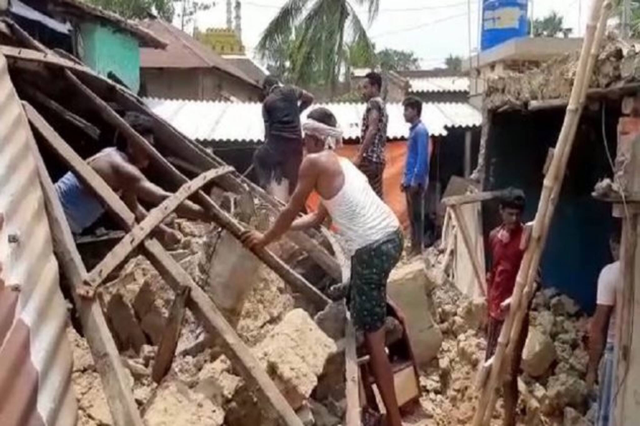 আমফানের জের, গলসিতে হুড়মুড়িয়ে ভেঙে পড়ল আস্ত বাড়ি!