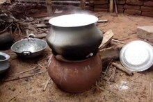 আট সন্তানের মুখে নেই খাবার, বাচ্চাদের ভোলাতে পাথর রান্না করলেন অসহায় বিধবা মা!