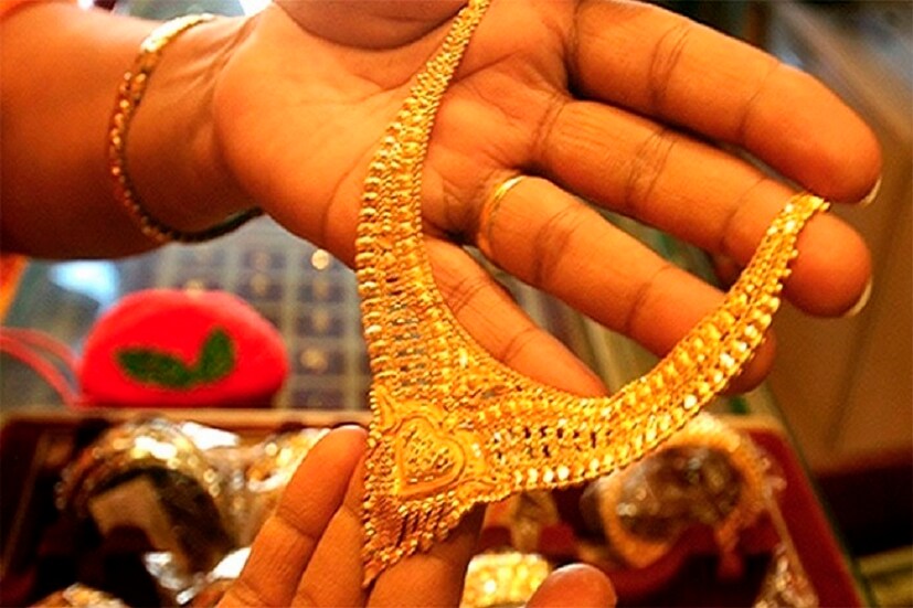 রয়টার্সের একটি খবরের ভিত্তিতে জানতে পারা গিয়েছে এপ্রিল মাসে মাত্র ৫০ কেজি সোনার ক্রয় করা হয়েছে ৷ সাধারণত এপ্রিল মাস বিয়েবাড়ির মাস ৷ এছাড়াও অক্ষয় তৃতীয়াতে সোনার কেনাকাটা হয় অত্যন্ত ভালই ৷ প্রতীকী ছবি ৷