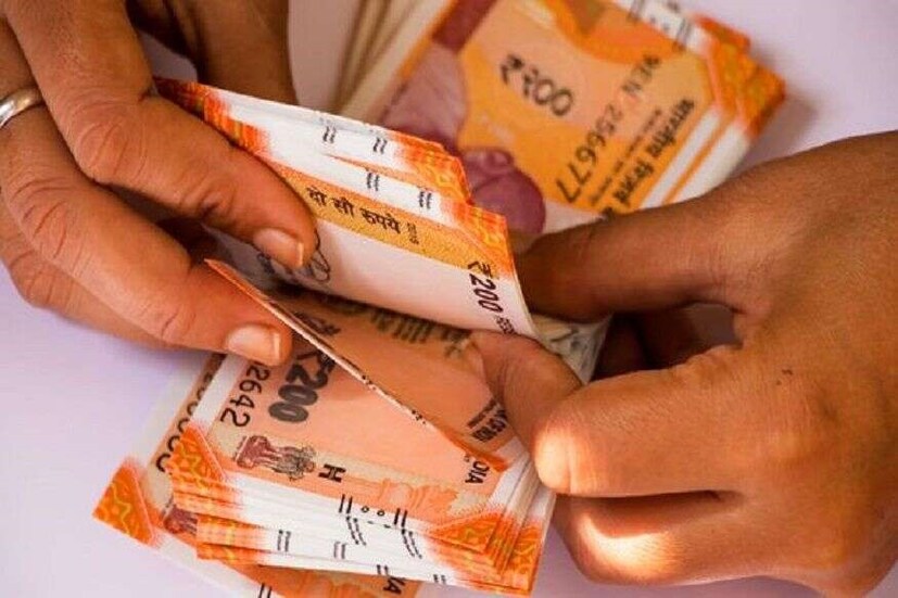 প্রধানমন্ত্রী শ্রমযোগী মানধন যোজনা : প্রধানমন্ত্রী নরেন্দ্র মোদি ৫ মার্চ ২০১৯ গুজরাতের গান্ধিনগরে প্রধানমন্ত্রী শ্রমযোগী মানধন যোজনার শুভ সূচনা করেছিলেন ৷ এই প্রকল্পে নাম নথিভুক্ত শুরু হয়েছিল ১৫ ফেব্রুয়ারি শুরু হয়েছিল ৷ এই প্রকল্প যাঁরা প্রতিদিনের মজুরি হিসাবে কাজ করেন বা অসংগঠিত ক্ষেত্রে কাজ করেন ৷ সরাসরি তাঁরা লাভবান হবেন ৷ এই যোজনার অন্তর্গত মানুষেরা ৬০ বছরের পর থেকে বছরে ৩৬ হাজার টাকা করে পেনশন হিসাবে পাবেন ৷ তবে যাঁদের এইপিএফও, এনপিএস বা ইএসআই সদস্য বা যাঁদের আয়কর দিতে হয় তাঁরা এই প্রকল্পের সুবিধা পাবেনা না ৷ যাঁরা মাসের ১৫ হাজার টাকার কম রোজগার করে থাকেন তাঁরা এই প্রকল্পের সুবিধা পাবেন ৷ এই প্রকল্পের ফলে দেশের ৪২ কোটি কর্মীদের উদ্দেশ্যে সমর্পিত ৷ ৫ মে ২০২০ পর্যন্ত ৪৩,৮৪,৫৯৫ মানুষ এই প্রকল্পের আওতায় এসেছেন ৷ প্রতীকী ছবি ৷