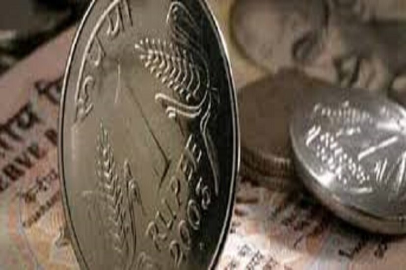 প্রধানমন্ত্রী কিসান মানধন যোজনা : এই প্রকল্পের শুভ সূচনা ১২ সেপ্টেম্বর ২০১৯ সালে ঝাড়খণ্ডে হয়েছিল ৷ যদিও ৯ অগাস্ট থেকে নাম নথিভুক্তকরণ শুরু হয়েছে ৷ প্রধানমন্ত্রী কিসান মানধন যোজনা কৃষকদের জন্য নিবেদিত ৷ এই প্রকল্পে এখনও পর্যন্ত ২০,১৯,২২০ জন কৃষক নাম নথিভুক্ত করিয়েছেন ৷ এই প্রকল্পের আওতায় যাঁরা আছেন তাঁরা ৬০ বছর বয়সের পরে মাসে ৩,০০০ হাজার টাকা করে পেনশন পাওয়া যাবে ৷ এই প্রকল্পের ফলে ১২ কোটি প্রান্তিক কৃষক যাঁদের কাছে ২ হেক্টর পর্যন্ত কৃষির যোগ্য জমি আছে তাঁরাই সরাসরি লাভবান হতে পারেন ৷ নাম নথিভুক্ত করতে কোনও রকমের টাকা দিতে হবেনা ৷ তবে কোনও ব্যক্তি যদি প্রধানমন্ত্রী কিসান সম্মান নিধি যোজনায় নাম নথিভুক্ত করেছেন সেক্ষেত্রে সেই ব্যক্তিকে আর নতুন করে প্রয়োজনীয় কাগজপত্র জমা করতে হবেনা ৷ এই যোজনার ফলে কৃষকেরা প্রধানমন্ত্রী কিসান প্রকল্পের প্রাপ্ত লাভের থেকে সরাসরি অংশদান করার মত বিক্লপ রাস্তা খুঁজতে পারেন ৷ এরফলে তাঁদের নিজের পকেট থেকে টাকা বের করতে হবেনা ৷ প্রতীকী ছবি ৷