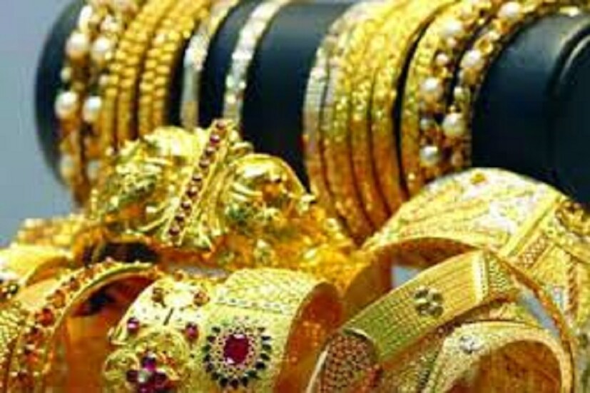 বিশ্বে সোনার আমাদানিতে ভারত দ্বিতীয় স্থানে রয়েছে ৷ এপ্রিল ২০২০ সালে ভারতে মোট ৫০ কেজি সোনা আমদানি করা হয়েছে ৷ গত বছর একই সময়ে ১১০.১৮ টন সোনা আমদানি করা হয়েছিল ৷ এক বছর আগে সোনার আমদানির মোট মূল্য ছিল ৩৯৭ কোটি ডলার যা কমে দাঁড়িয়েছে ২.৮৪ মিলিয়ান ডলার ৷ প্রতীকী ছবি ৷ 